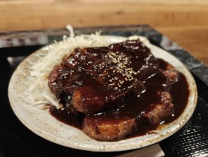 厚切り肉のうまみと濃厚ソースが最強！ ご飯泥棒すぎる、とんてき定食990円〜（神奈川・横浜）の画像