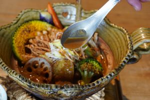 うまみが凝縮した土鍋スープカレーがウリ。代々木上原の間借り店が、待望の実店舗をオープン！（東京・神泉）の画像