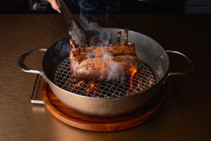 百名店「ラステイクス」が手がける、カウンター6席のステーキレストラン（東京・月島）の画像