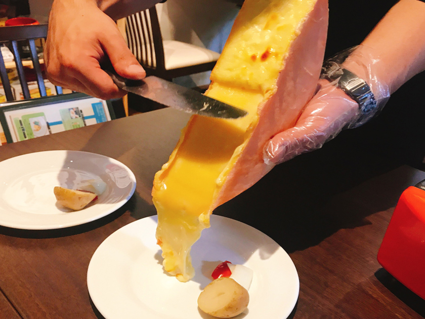 日本にいながら世界巡り とろ り濃厚チーズ料理の旅 ラクレット編 食べログマガジン