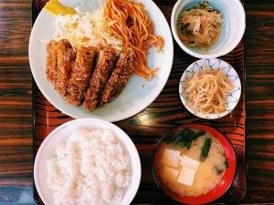 定食のススメ もはや揚げステーキ 豊洲で70年の肉屋直営 味処いちむら の牛カツ 食べログマガジン