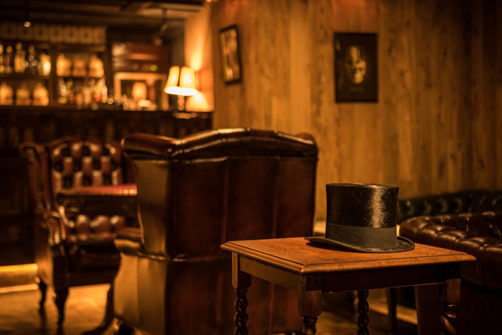 噂の新店 ファンならずとも訪れたい シャーロック ホームズの世界観にどっぷりひたれる隠れ家バー 食べログマガジン