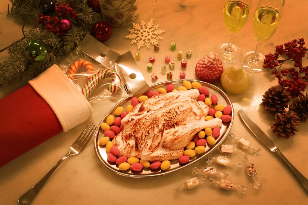 七面鳥の中から出てくるのは キャンディ 注目のクリスマススイーツ 食べログマガジン
