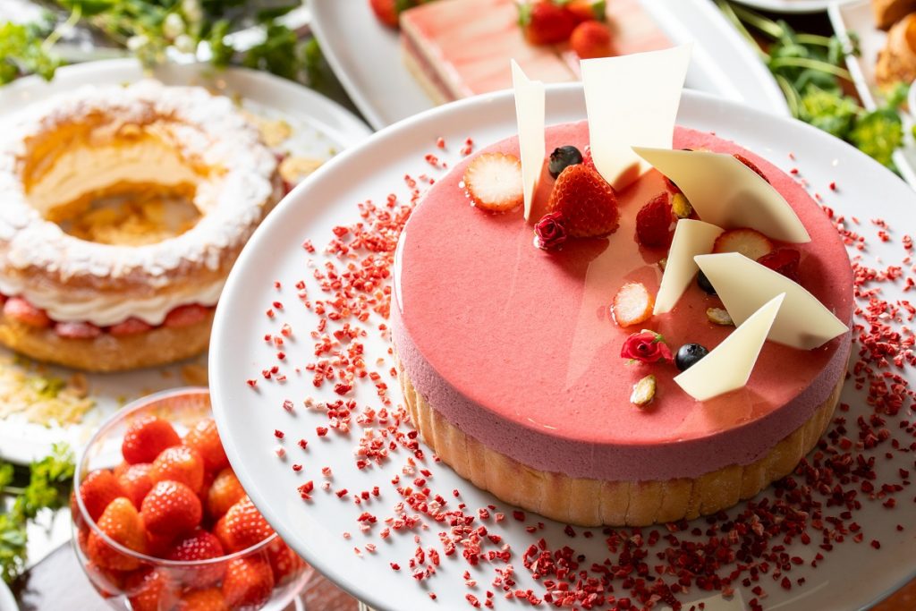 天然ピンクのチョコレートファウンテンも登場 人気ホテルのいちごブッフェ 食べログマガジン